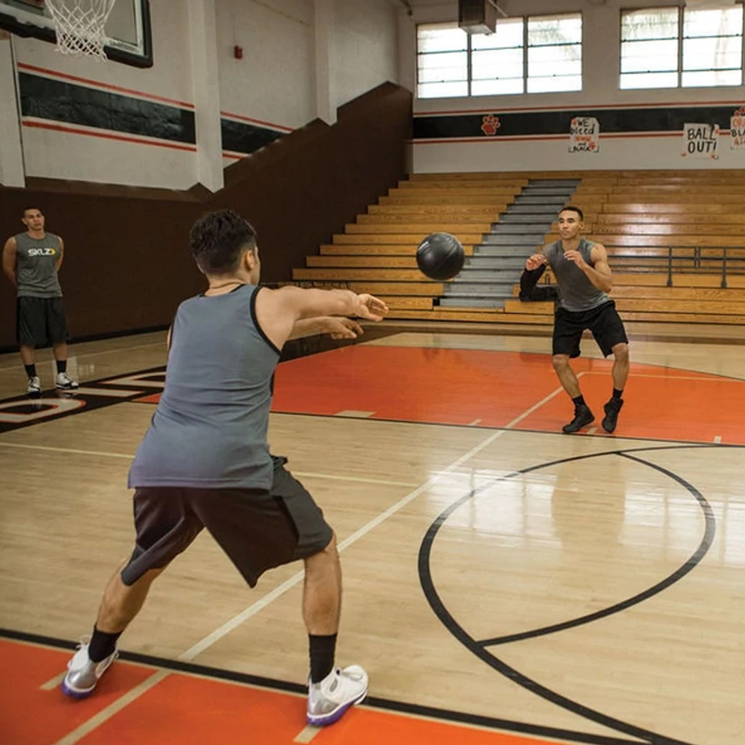 Передачи в баскетболе упражнения. Баскетбольная тренировка. Тренировка баскетболистов. Занятия для баскетболиста. Баскетбольный инвентарь для тренировок.
